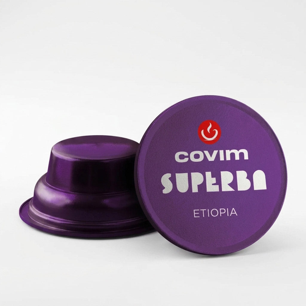 Dettaglio di due capsule Covim Superba Etiopia: entrambe caratterizzate da corpo e pellicola di colore viola metallizzato, con una vista di profilo e l'altra dall'alto.