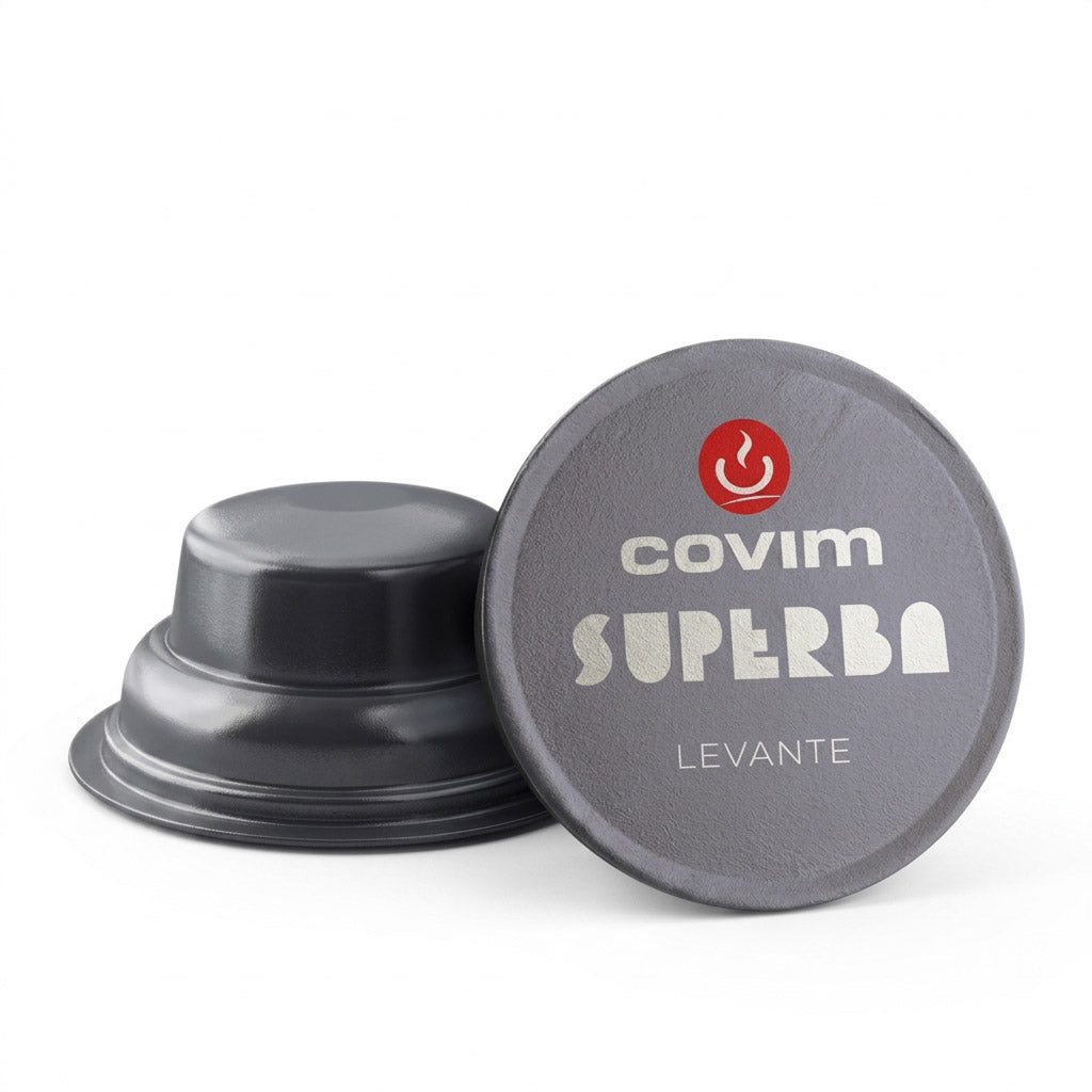 Dettaglio di due capsule Covim Superba Levante: entrambe caratterizzate da corpo e pellicola di colore grigio scuro metallizzato, con una vista di profilo e l'altra dall'alto.