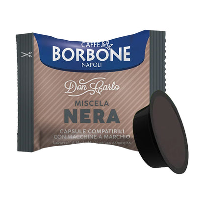 Dettaglio bustina confezionata singolarmente e capsula compatibile Lavazza A Modo Mio Caffè Borbone Don Carlo Miscela Nera.