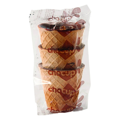 Dettaglio blister interno trasparente con 3 bicchierini Chocup in wafer e cioccolato fondente impilati.