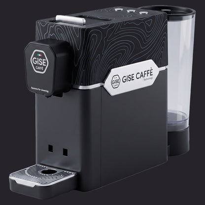 Macchina da caffè Gea Gise Caffè Technology nera: vista di tre quarti con scocca superiore decorata, corpo nero, griglia poggia tazza e serbatoio trasparente.